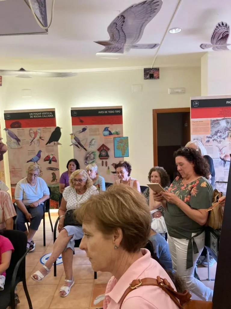 Teilnehmende beim Heilpflanzen-Workshop im Besucherzentrum der Serra da Enciña da Lastra